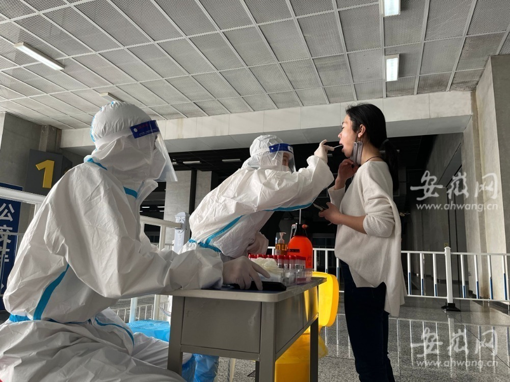 新安晚报记者实地探访合肥火车站、高铁南站、高速收费站核酸采样点